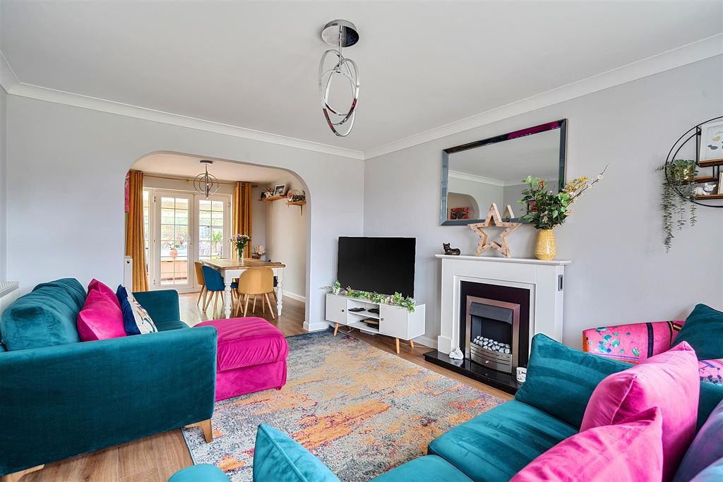 Property photo 2 of 16 Lounge