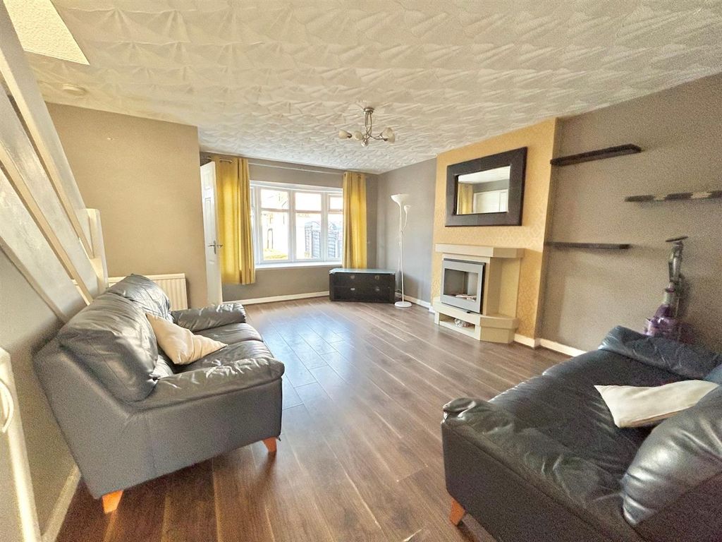 Property photo 2 of 11 Lounge.Jpg