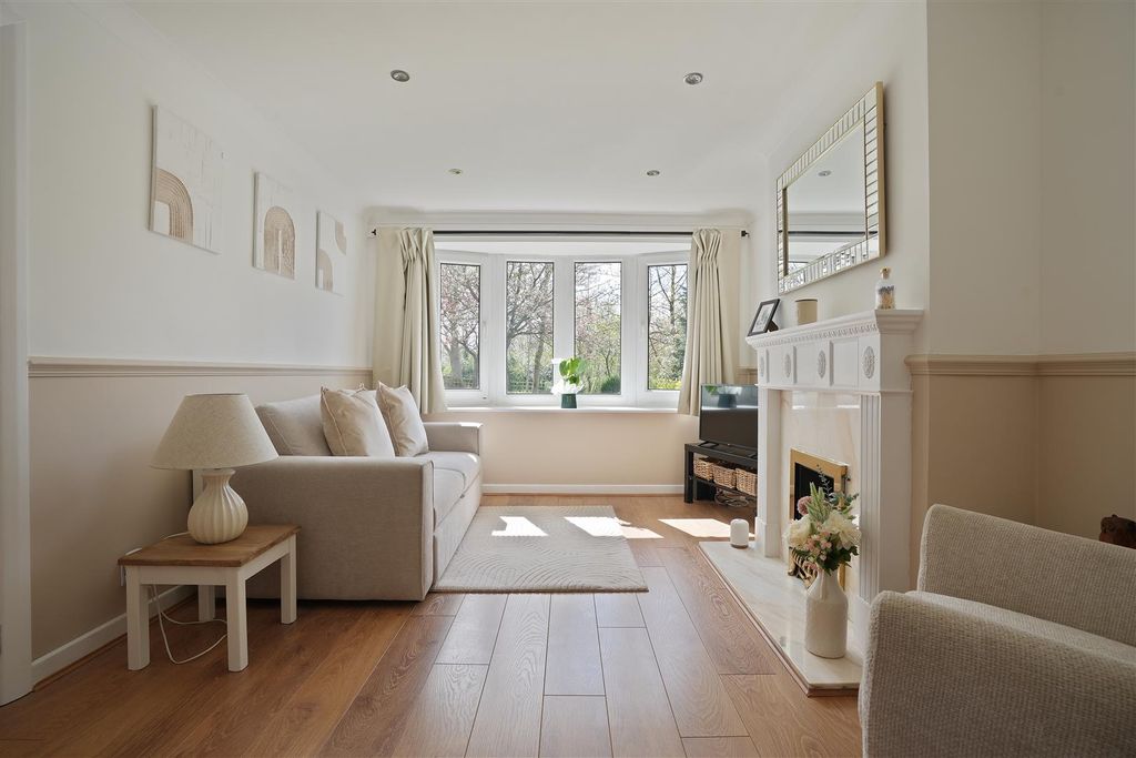 Property photo 3 of 31 Lounge