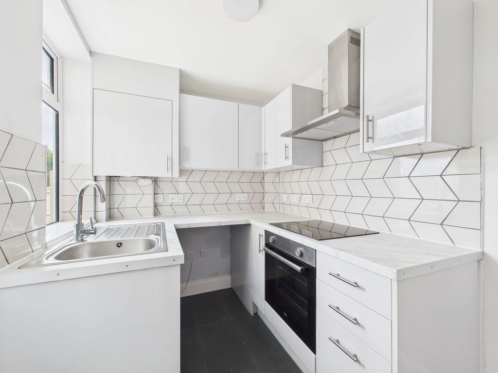 Property photo 3 of 17 Kitchen