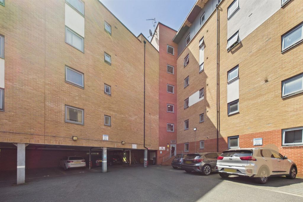Property photo 1 of 16 Cam01254G0-Pr0477-Still014.Jpg