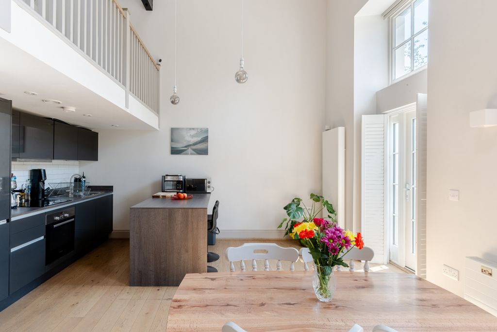 Property photo 3 of 18 A7401749-Hdr-10-16