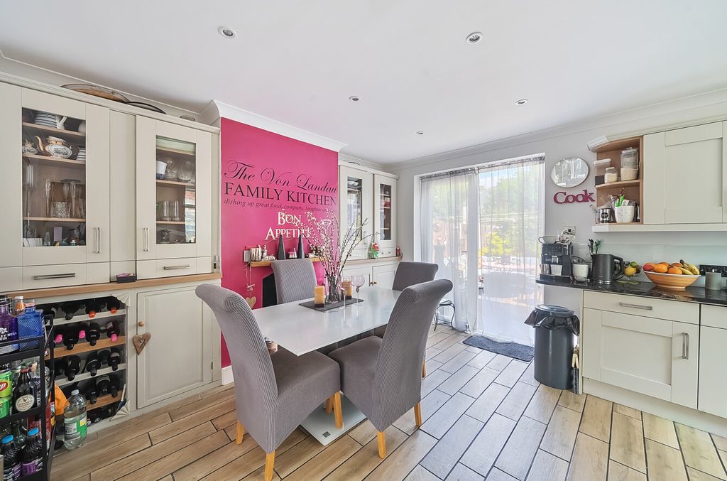 Property photo 3 of 11 1303094-16-683d91...
