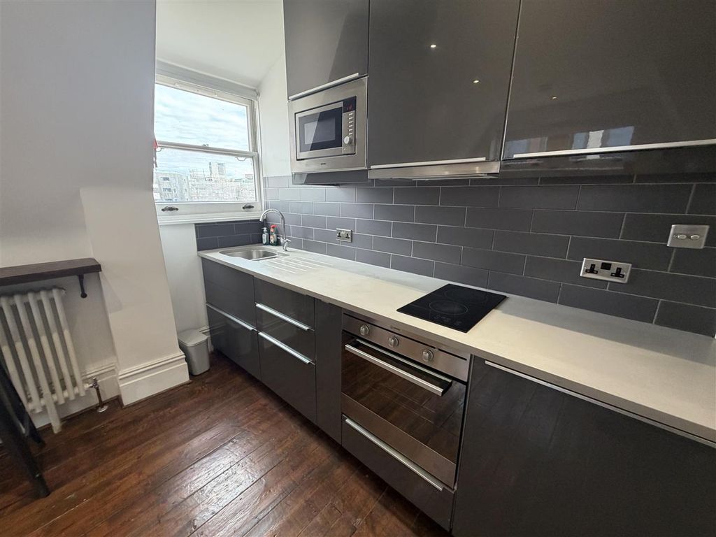 Property photo 3 of 10 Kitchen