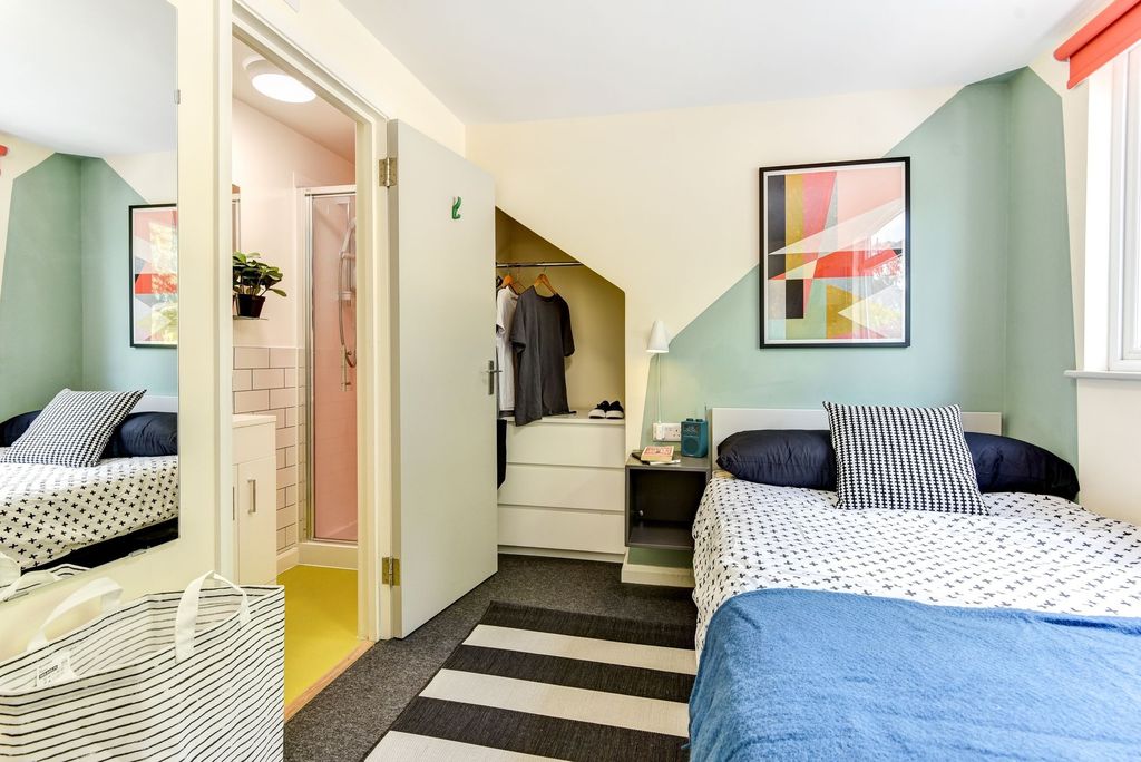Property photo 3 of 6 This Inviting Double Bedroom Features A Cozy Layou...