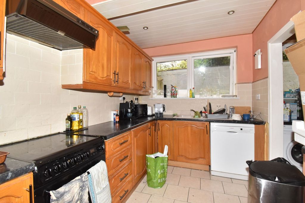 Property photo 3 of 31 Kitchen