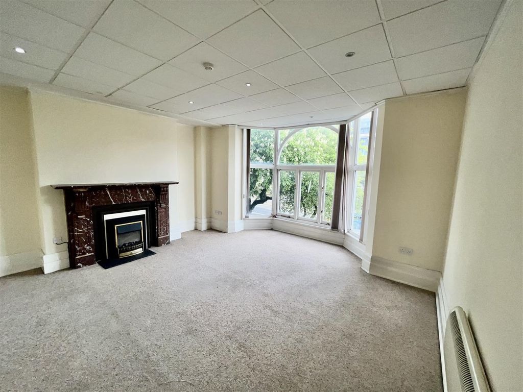 Property photo 3 of 6 Lounge
