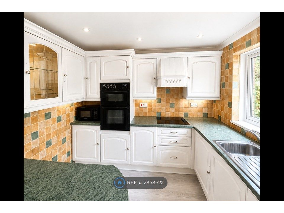 Property photo 3 of 8 Kitchen