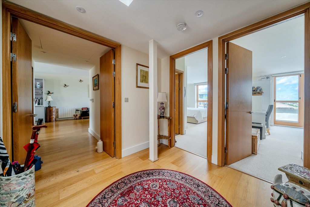 3 bed flat for saleTrinity Gate, Epsom Road, Guildford, Surrey GU1 photo 5