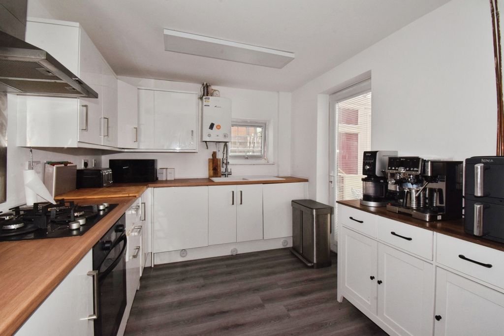 Property photo 2 of 15 Kitchen/Diner