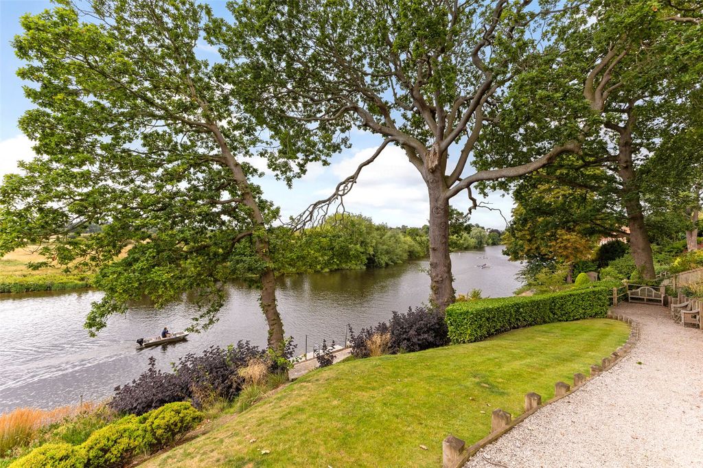 Property photo 3 of 12 Communal Gardens