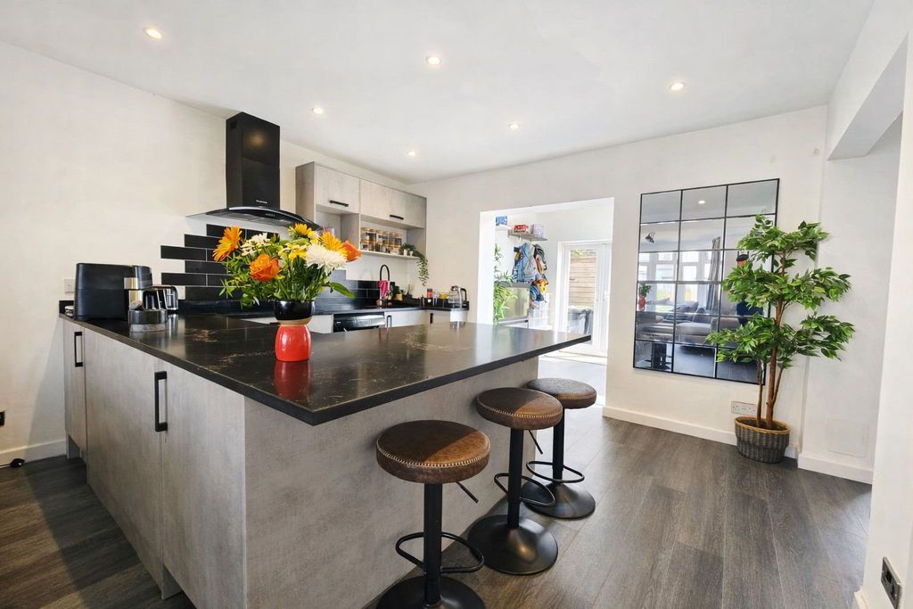 Property photo 2 of 17 Kitchen/ Breakfast Room