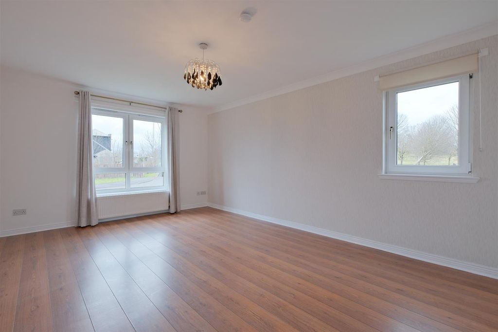 Property photo 2 of 16 Lounge