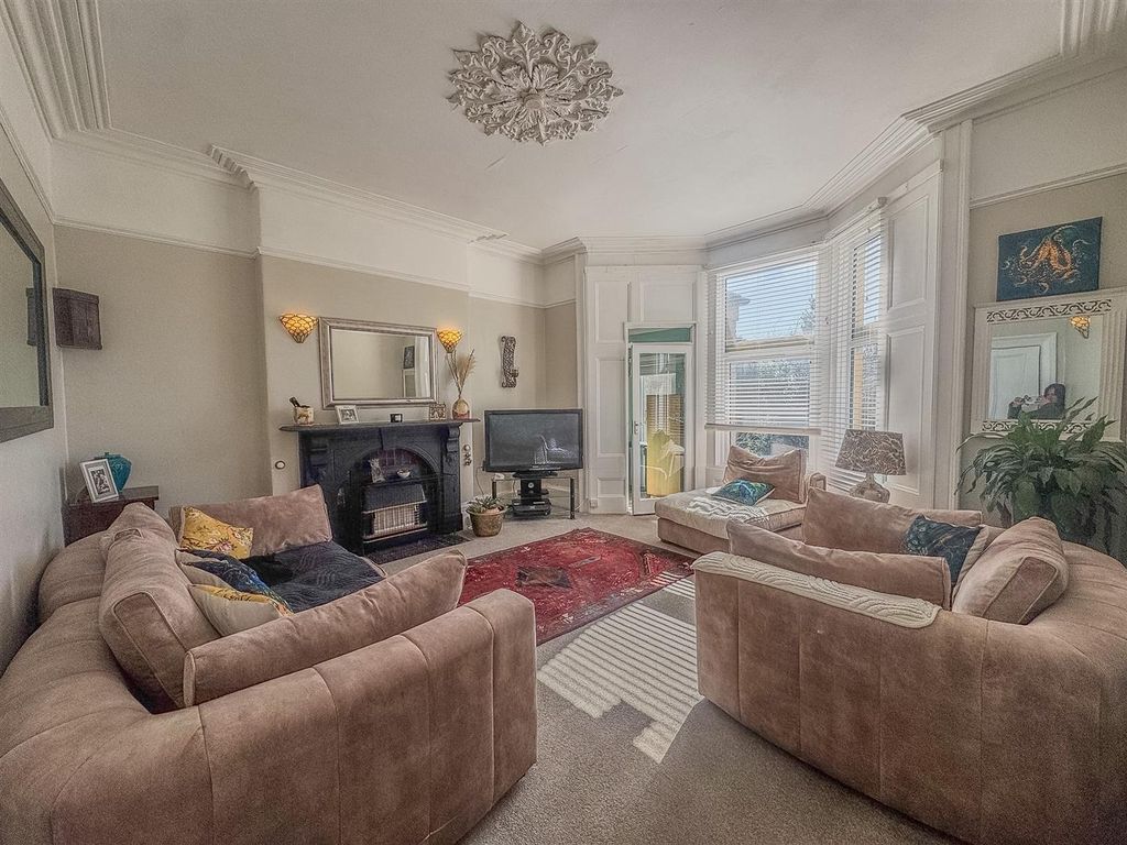 Property photo 2 of 25 Lounge