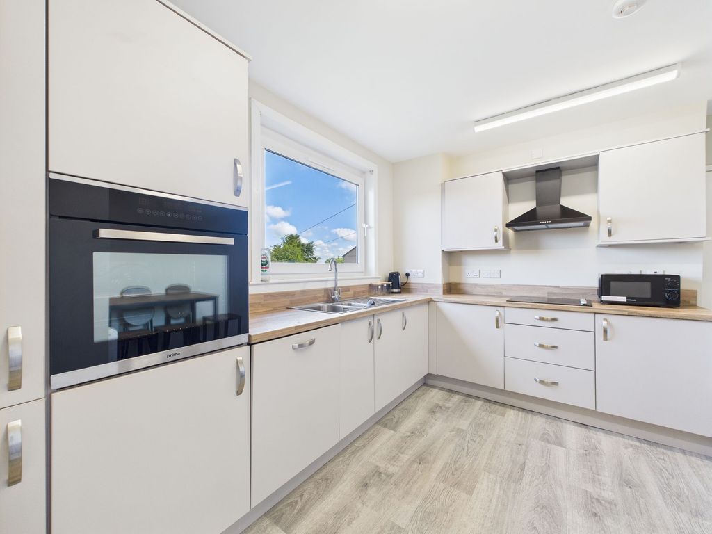Property photo 3 of 10 Kitchen