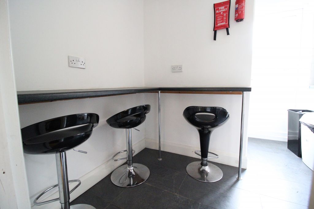 Property photo 3 of 6 Kitchen