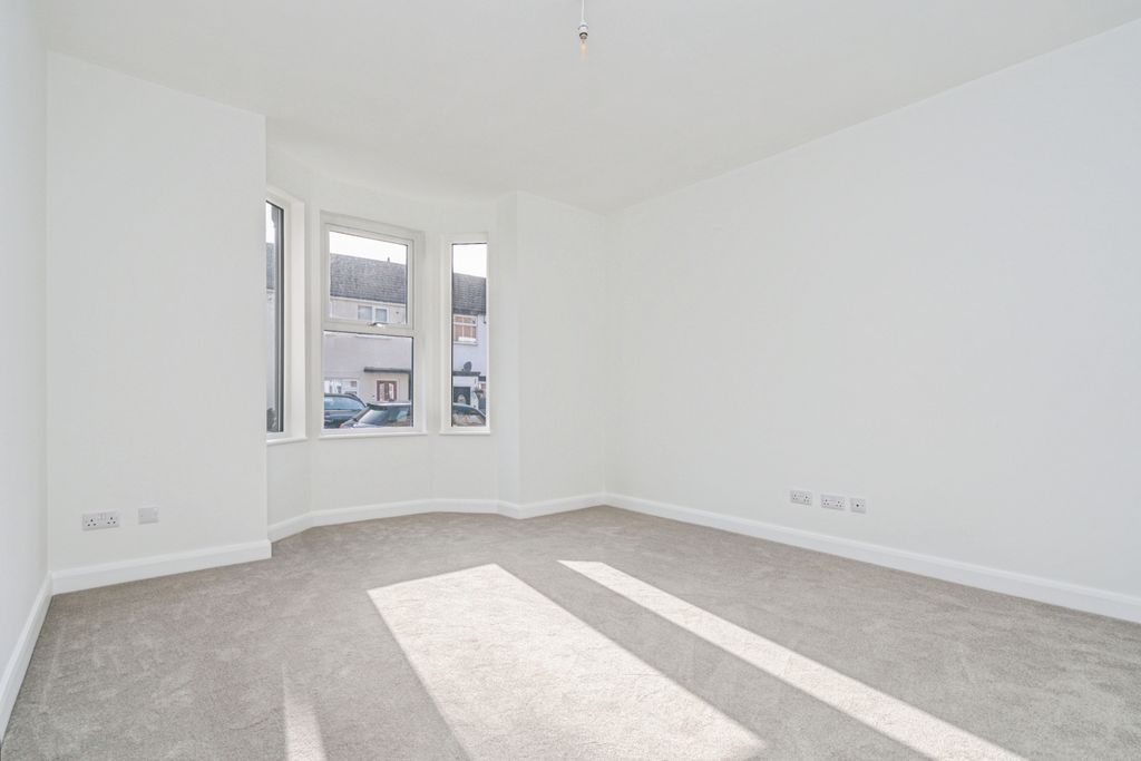 Property photo 3 of 18 Living Room