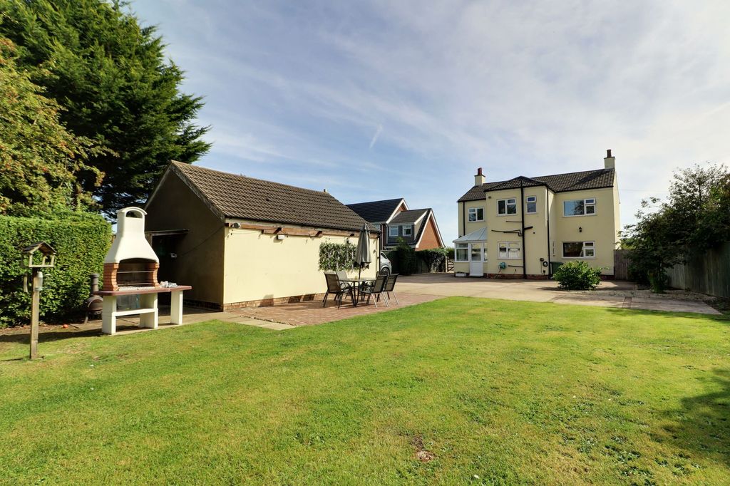 Property photo 2 of 32