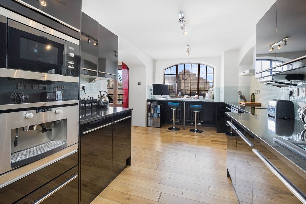 Property photo 3 of 11 Kitchen (1)