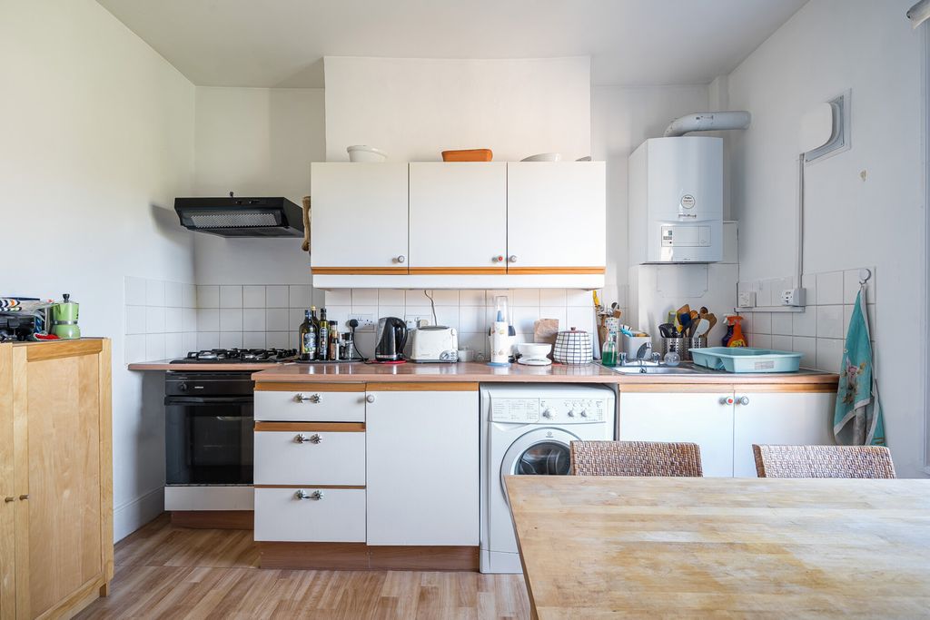 Property photo 3 of 19 Kitchen