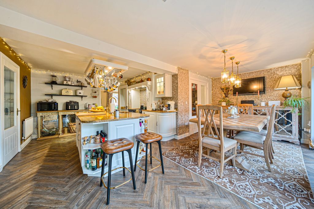 Property photo 3 of 33 1383222-29-69207A54Df814-Arw-1