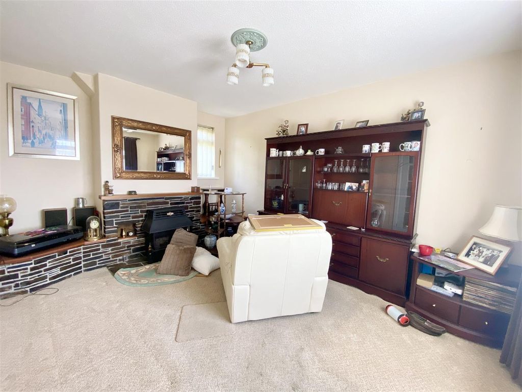 Property photo 2 of 11 Lounge