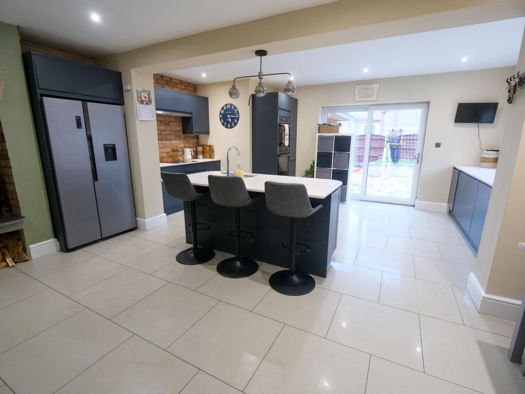 Property photo 3 of 17 Kitchen
