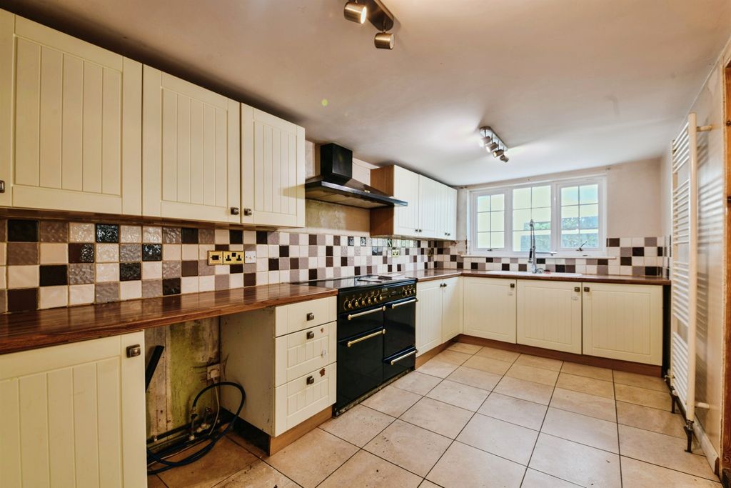 Property photo 2 of 23