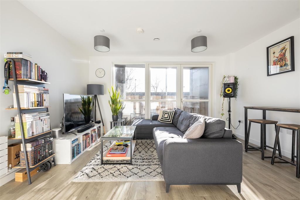 Property photo 1 of 16 South Grove, E17