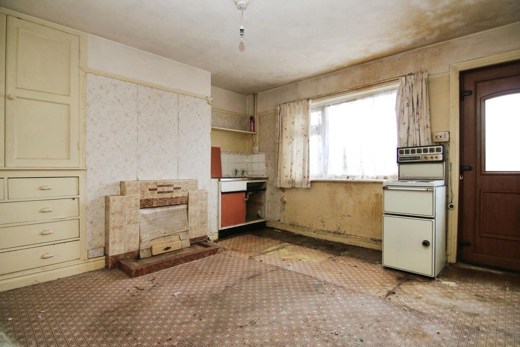 Property photo 3 of 15 Kitchen