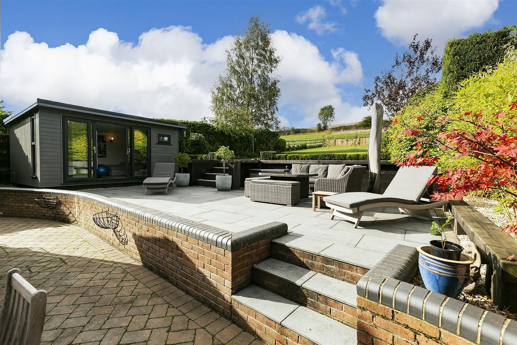 Property photo 2 of 22 012 - 2 School Rise.Jpg