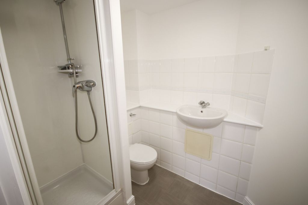 Property photo 3 of 10 Ensuite
