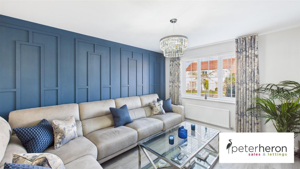 Property photo 2 of 37 Lounge