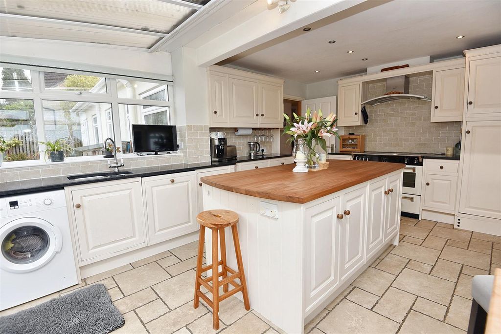 Property photo 3 of 14 Kitchen