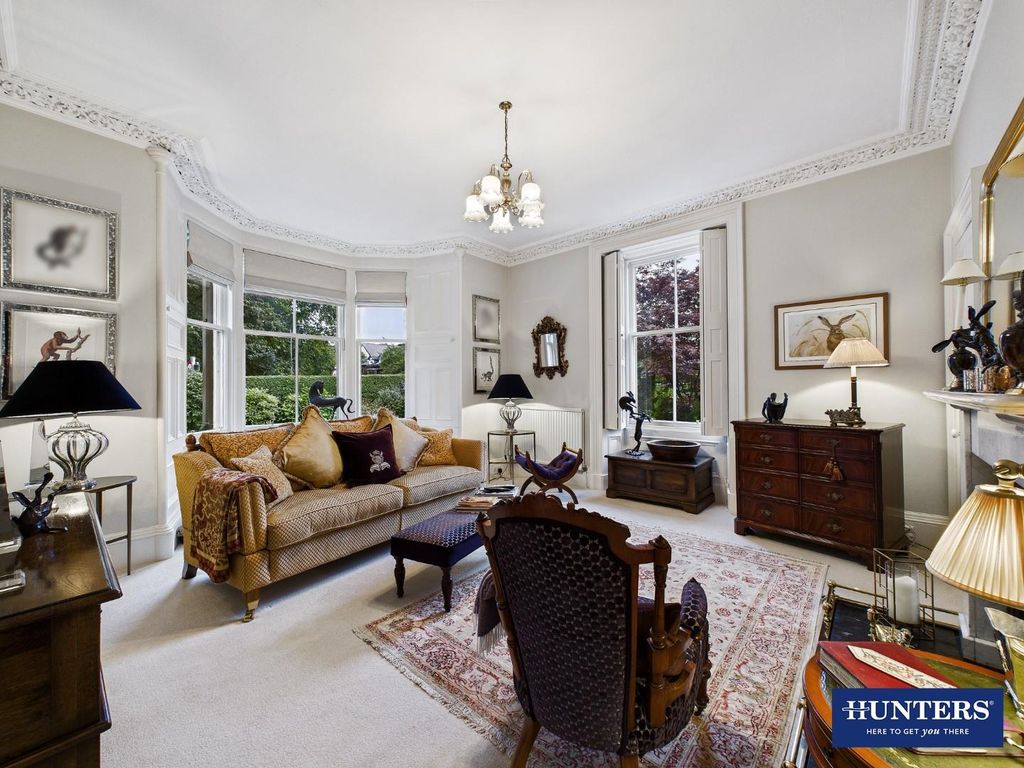 Property photo 3 of 32 Lounge