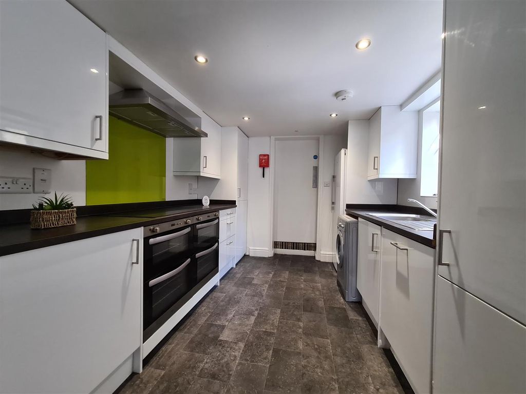 Property photo 3 of 10 Kitchen