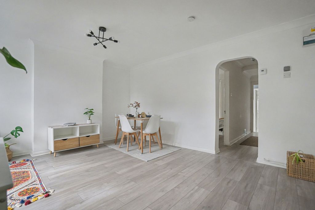 Property photo 3 of 17 167A Plumstead High Street, Plumstead, London Se18 1He