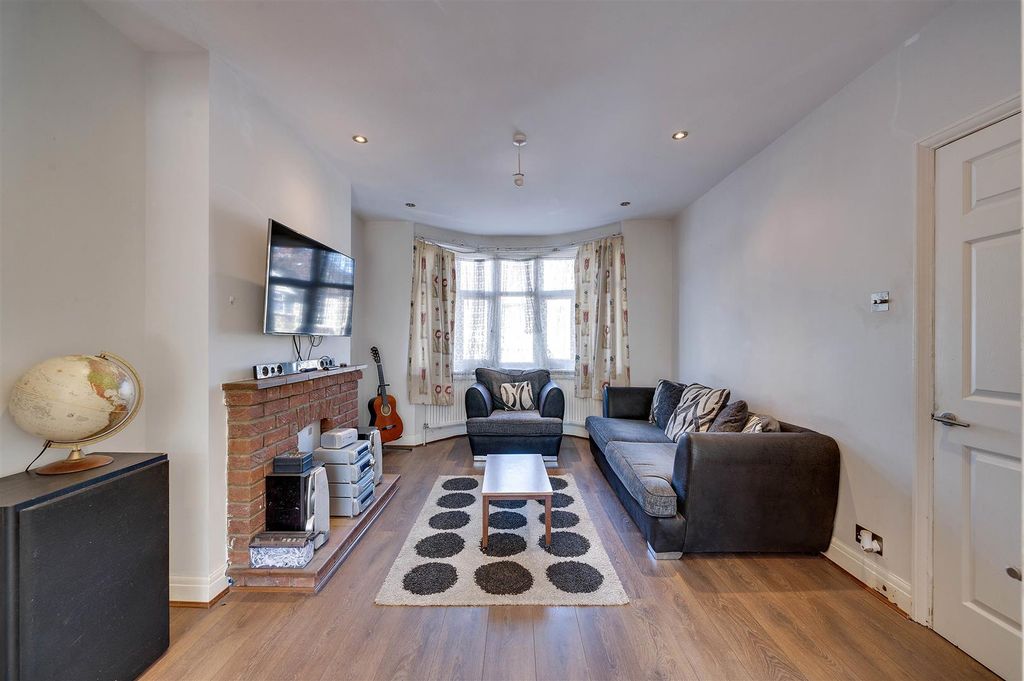 Property photo 3 of 18 Daniels_ Holden Avenue Kingsbury, London Nw9 _008.