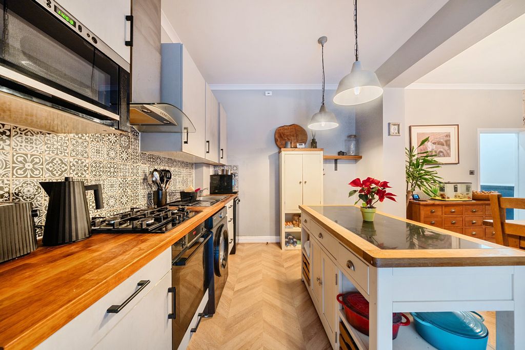 Property photo 3 of 19 Kitchen