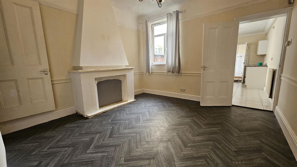 Property photo 3 of 9 Lounge 2