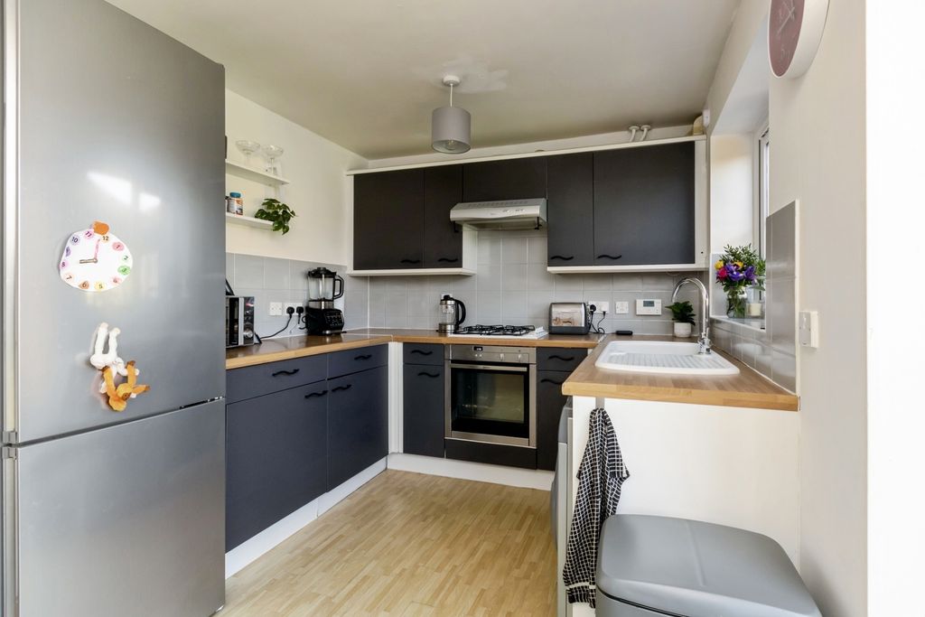 Property photo 3 of 17 Kitchen