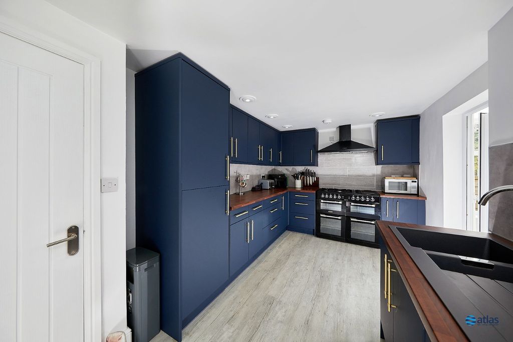Property photo 3 of 17 Kitchen