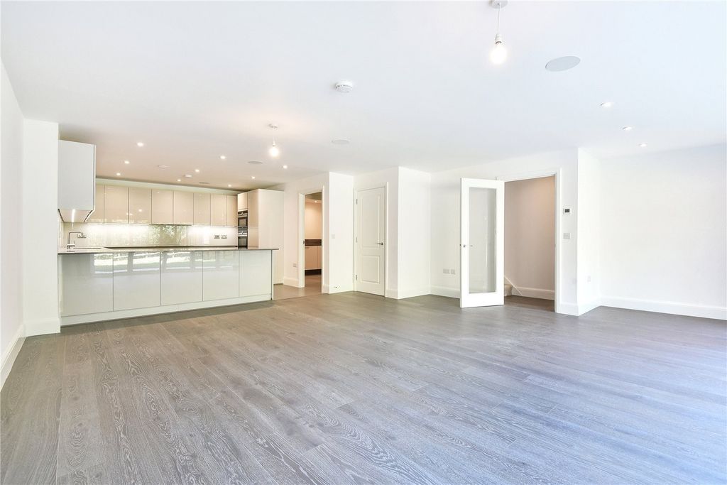 Property photo 2 of 9 Kitchen/Reception