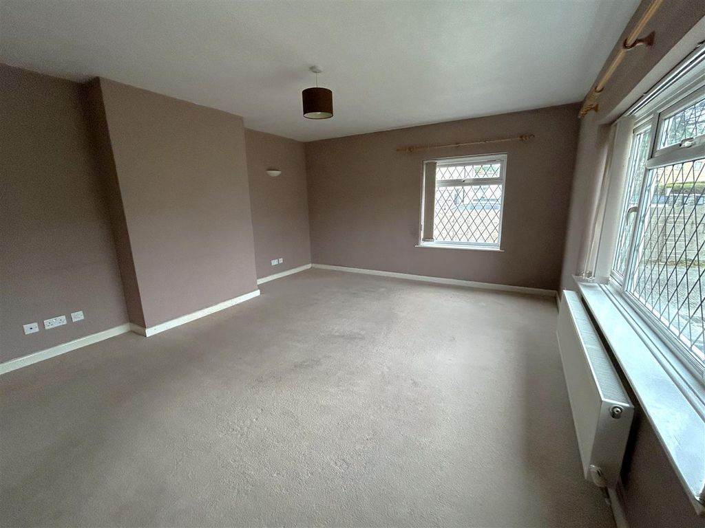 Property photo 3 of 11 Lounge