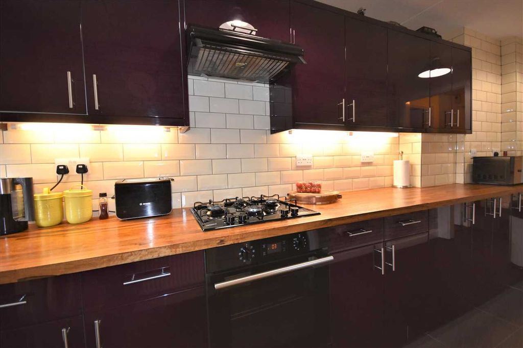 Property photo 3 of 11 Kitchen