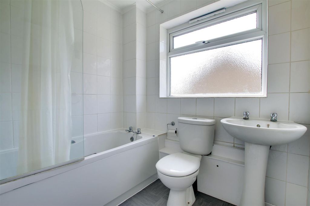 Property photo 3 of 8 30 Swan Close 3.Jpg