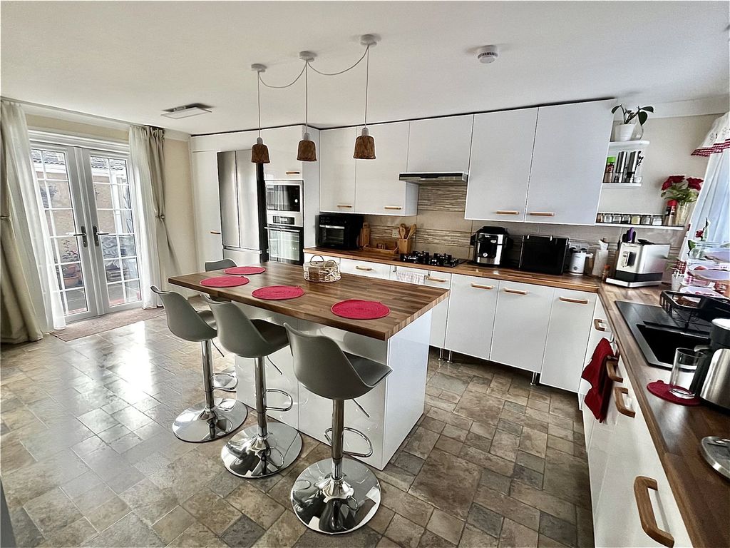 Property photo 3 of 9 Kitchen