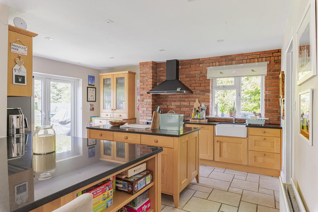 Property photo 3 of 28 Kitchen