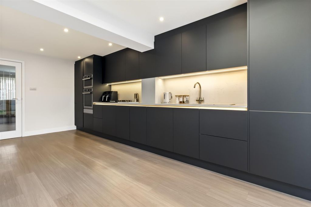 Property photo 3 of 23 21 Patching Close(23)-016.Jpg