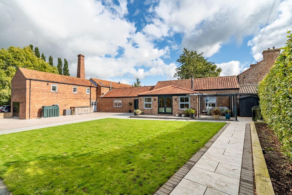 Property photo 1 of 30 Front Garden